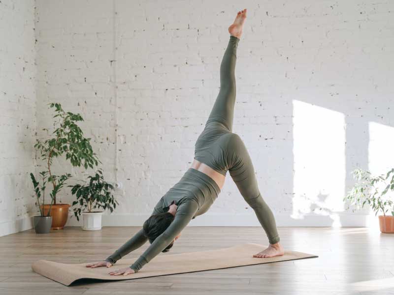 Une Femme En Tenue De Sport Fait Du Yoga Une Femme En Bonne Santé Profite  D'un Style De Vie En Plein Air, De La Relaxation Et De L'exercice Physique